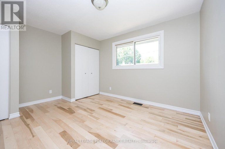 28604783/1398-jamison-avenue-s/bilberry-creekqueenswood-heights/ottawa/ontario/K1E1J5_21