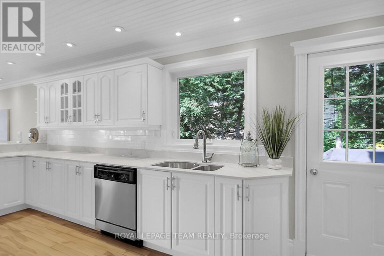 28565306/3758-mapleshore-drive/north-grenville-twp-kemptville-east/north-grenville/ontario/K0G1J0_20