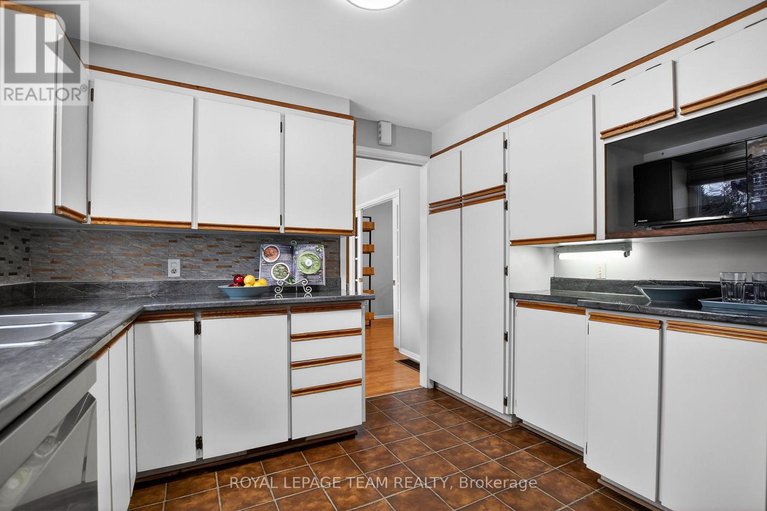 29372454/18-pentland-crescent/beaverbrook/ottawa/ontario/K2K1V5_15