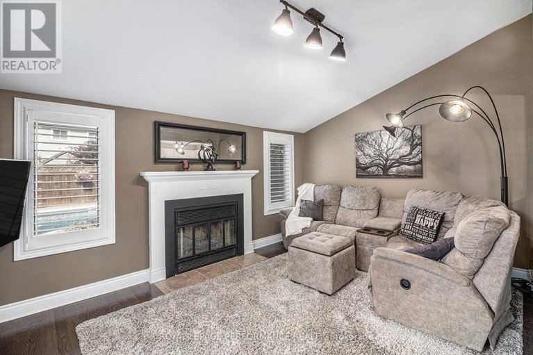 29629038/653-thicket-way/fallingbrookgardenway-south/ottawa/ontario/K4A3A7_4