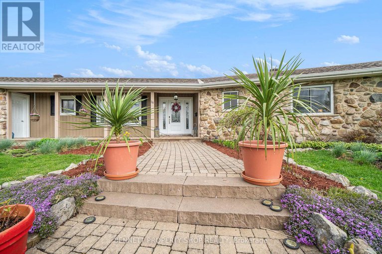 28309432/39-front-street-e/alexandria/north-glengarry/ontario/K0C1A0_1