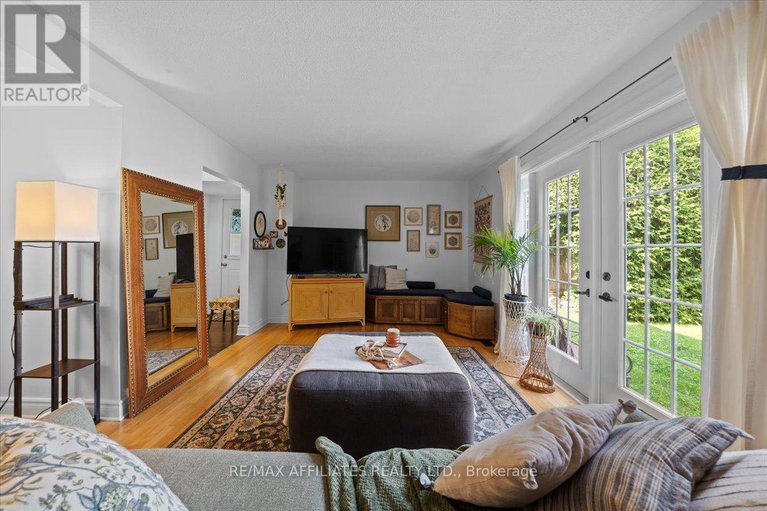 28649906/2530-autumn-hill-crescent/blackburn-hamlet-south/ottawa/ontario/K1B4M7_13