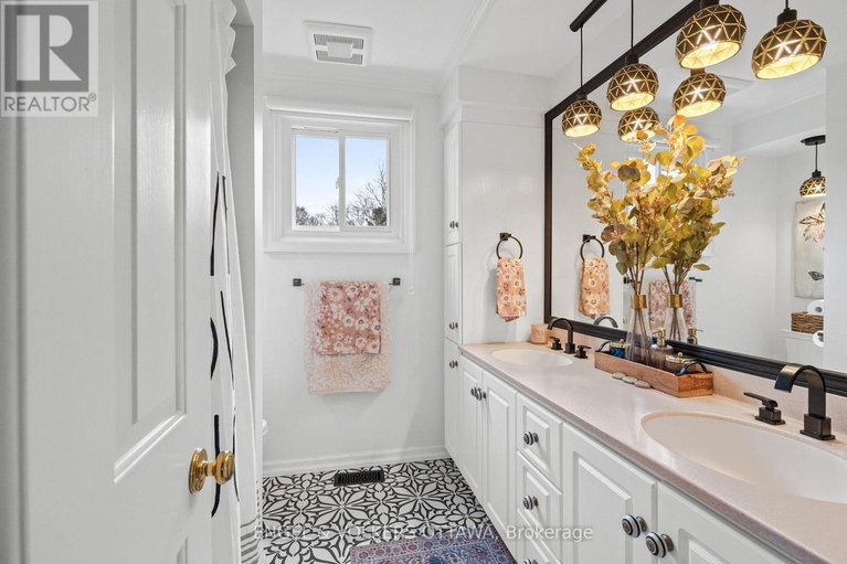 29645415/1-erinlea-court/pineglencountry-place/ottawa/ontario/K2E7C8_29