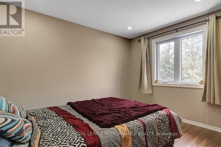 29576627/32-brando-crescent/hunt-club-parkgreenboro/ottawa/ontario/K1T2E3_22