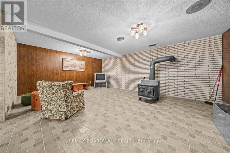 29358697/4547-carlsbad-lane/sarsfieldbearbrook/ottawa/ontario/K0A3H0_32