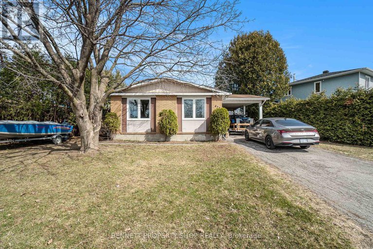 27990185/428-hatfield-crescent/bilberry-creekqueenswood-heights/ottawa/ontario/K1E1M8_1