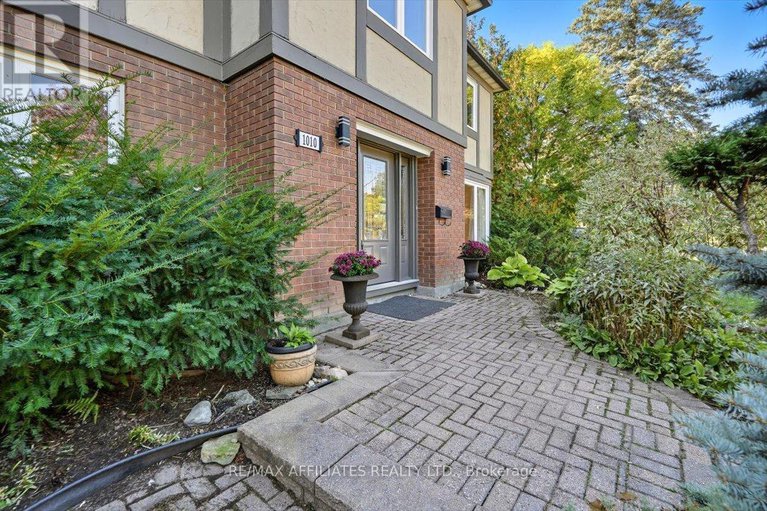 28952009/1010-plante-drive/hunt-clubwestern-community/ottawa/ontario/K1V9E6_2