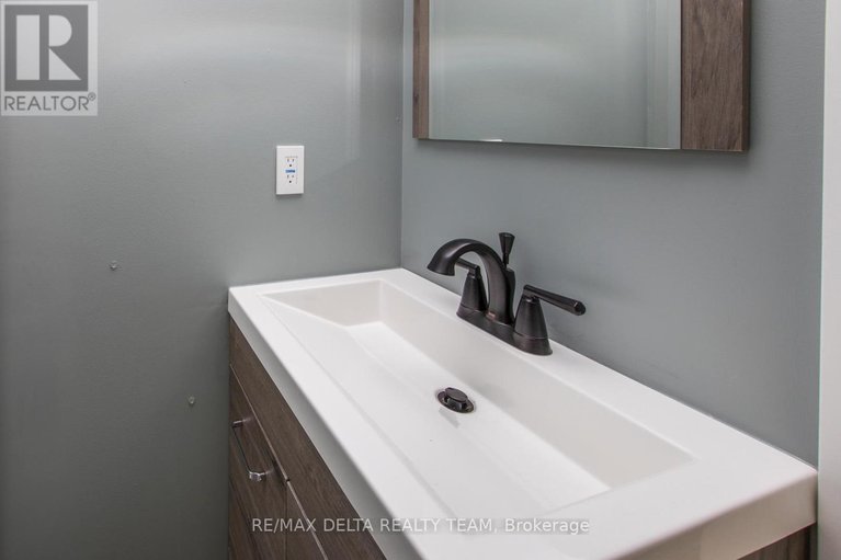 29517311/8-323-monica-crescent/bilberry-creekqueenswood-heights/ottawa/ontario/K1E3N6_30