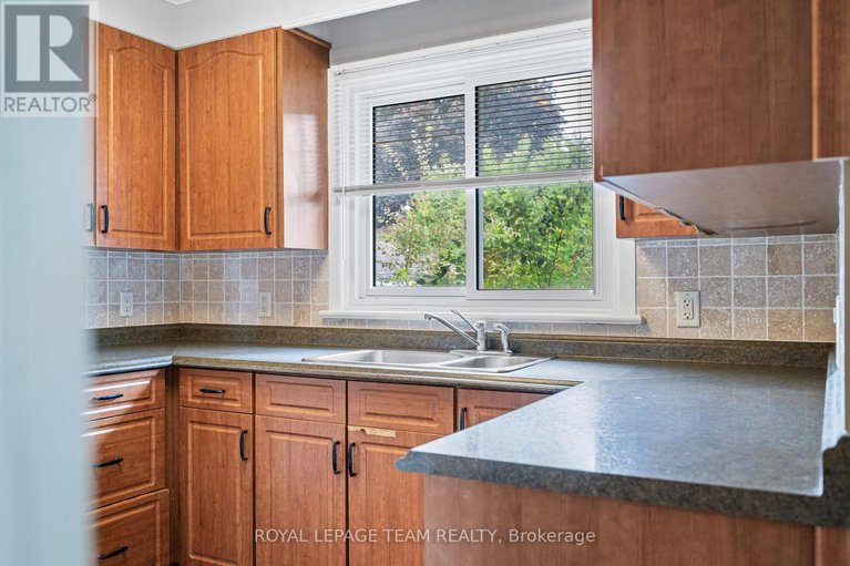 28819611/31-savuto-way-street/meadowlandscrestview/ottawa/ontario/K2G2S9_18