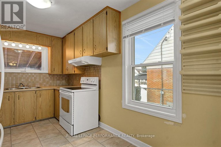 29403056/540-alesther-street/overbrookcastle-heights/ottawa/ontario/K1K1J3_12