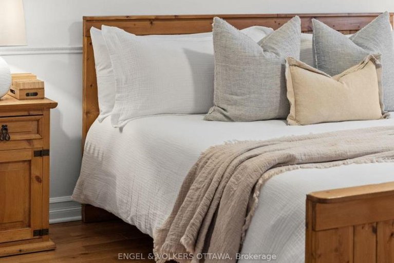 29593963/129-corvinelli-crescent/village-of-russell/russell/ontario/K4R1G4_24