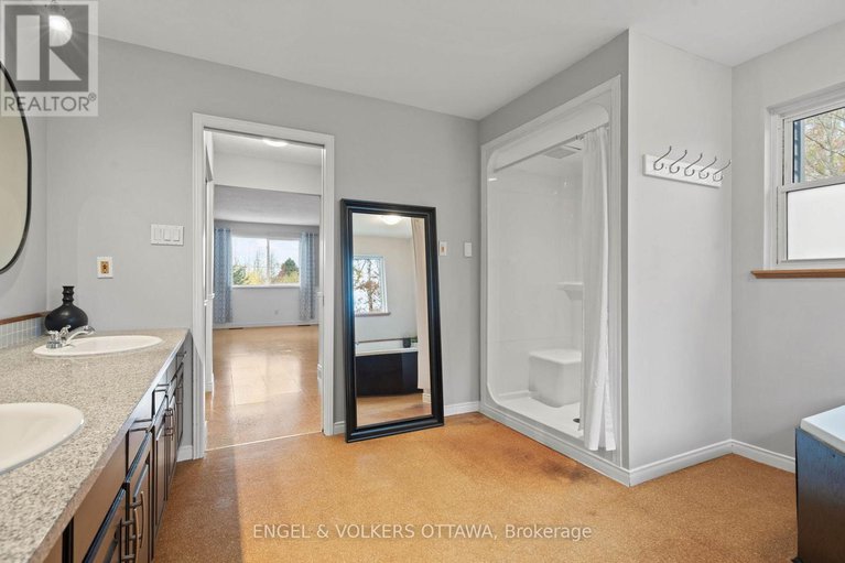 29015610/4720-whispering-willow-drive/sarsfieldbearbrook/ottawa/ontario/K4B1J1_29