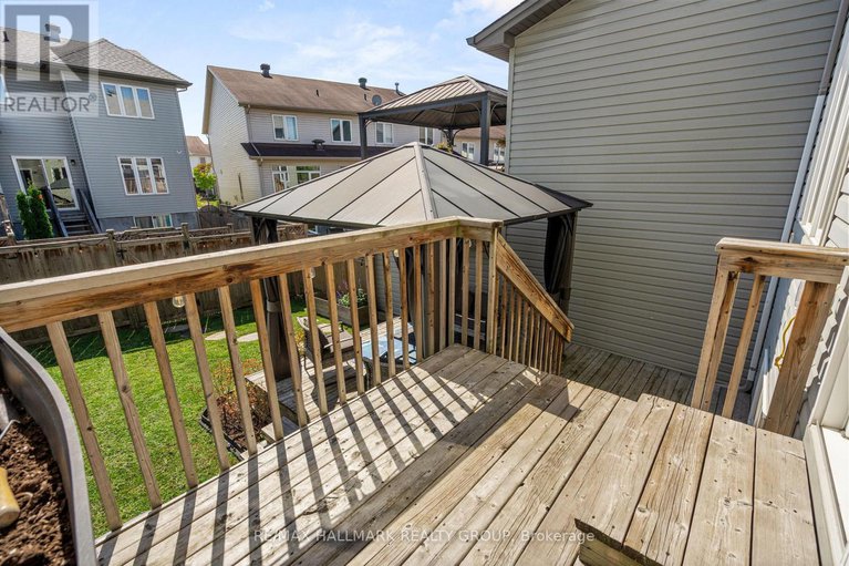 28834905/379-rolling-meadow-crescent/mer-bleuebradley-estatesanderson-park/ottawa/ontario/K1W0A9_32