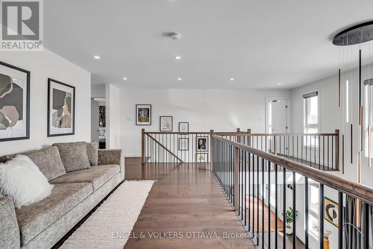28458762/8-roselawn-court/craig-henrywoodvale/ottawa/ontario/K2G4J2_22