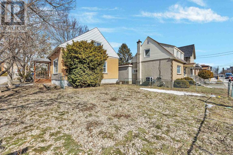28423853/195-baribeau-street/vanier/ottawa/ontario/K1L7R4_44