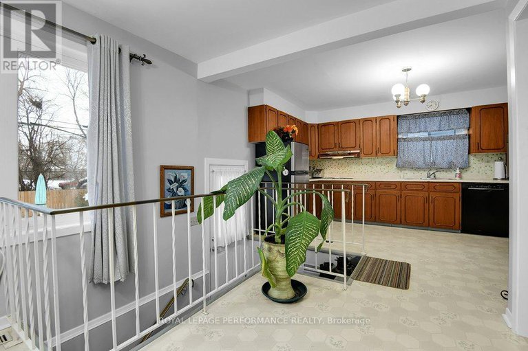 29195504/456-blake-boulevard/vanier/ottawa/ontario/K1K1B1_7