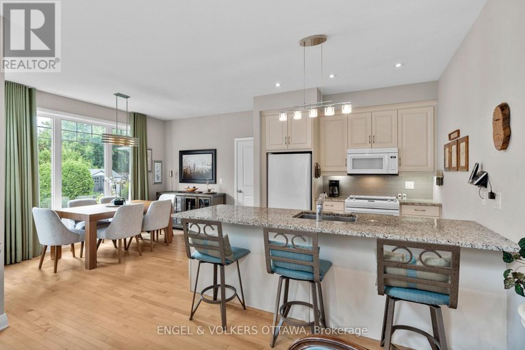 28806486/27-esquimault-avenue/bruce-farmgraham-parkqualicumbellands/ottawa/ontario/K2H6Z4_13