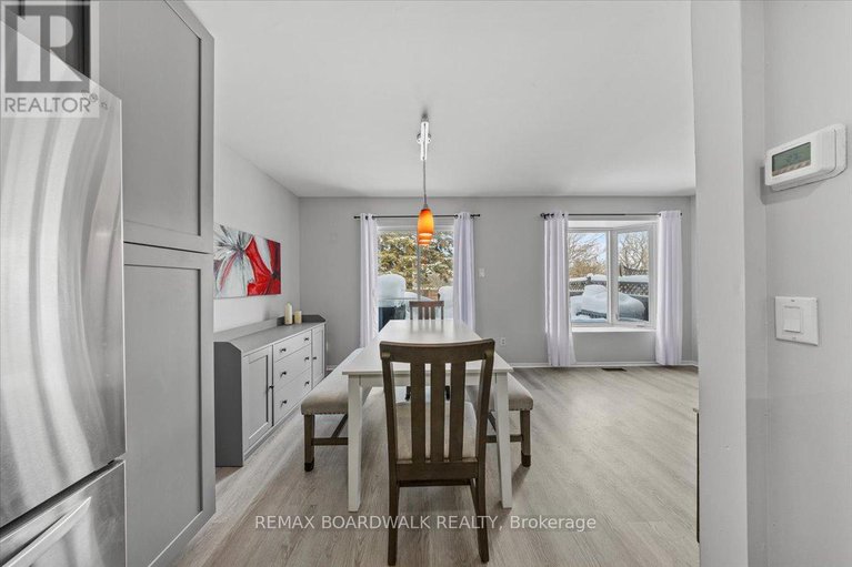 29318250/294-valade-crescent/fallingbrookpineridge/ottawa/ontario/K4A2X3_9