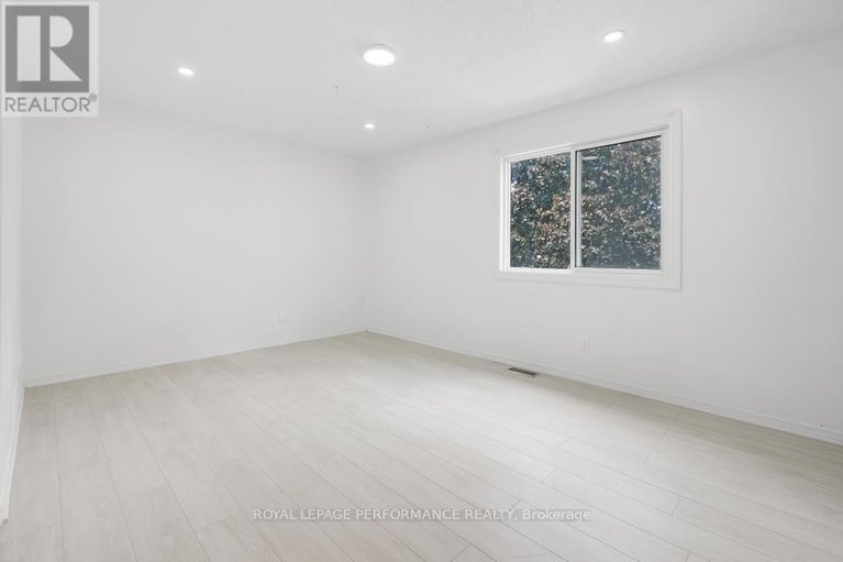 28601739/1416-caravel-crescent/bilberry-creekqueenswood-heights/ottawa/ontario/K1E3X4_19