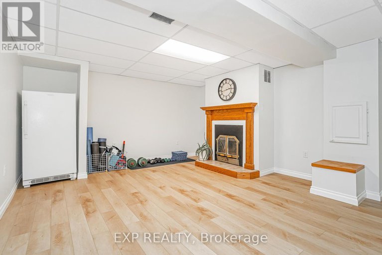 28998058/6084a-vineyard-drive/convent-glen/ottawa/ontario/K1C2M5_33