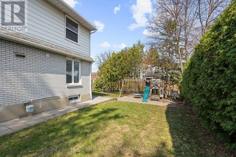 29677666/2750-consul-avenue/bruce-farmgraham-parkqualicumbellands/ottawa/ontario/K2H7H7_49