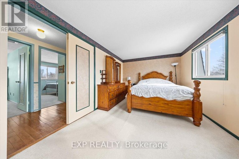 29485103/915-lawnsberry-drive/chatelaine-village/ottawa/ontario/K1E1Y2_19