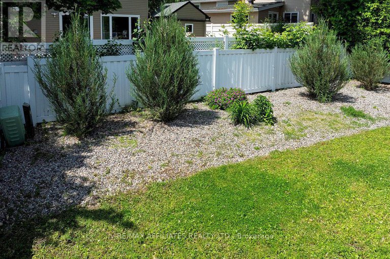 28586266/22-red-maple-crescent/blackburn-hamlet/ottawa/ontario/K1B3Z4_33