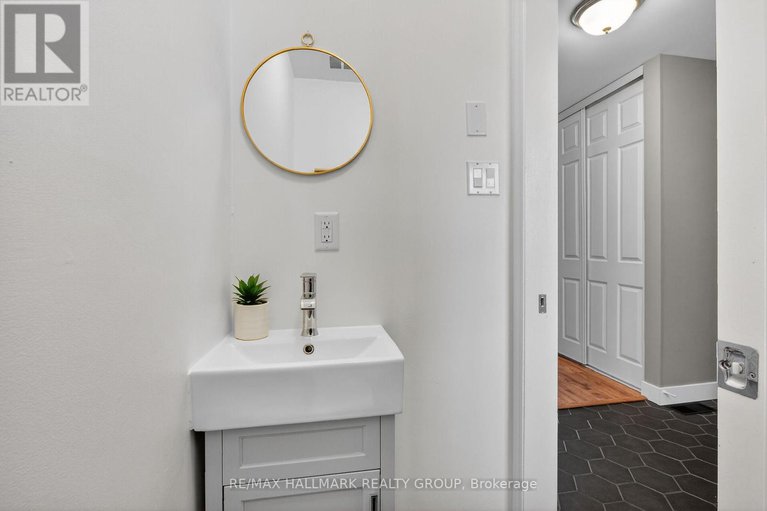 29379154/12-black-forest-lane/arbeatha-park/ottawa/ontario/K2H5C8_8