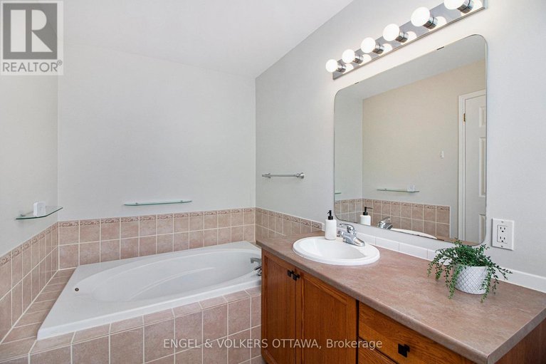 28762667/2047-dorima-street/avalon-east/ottawa/ontario/K4A4E8_14