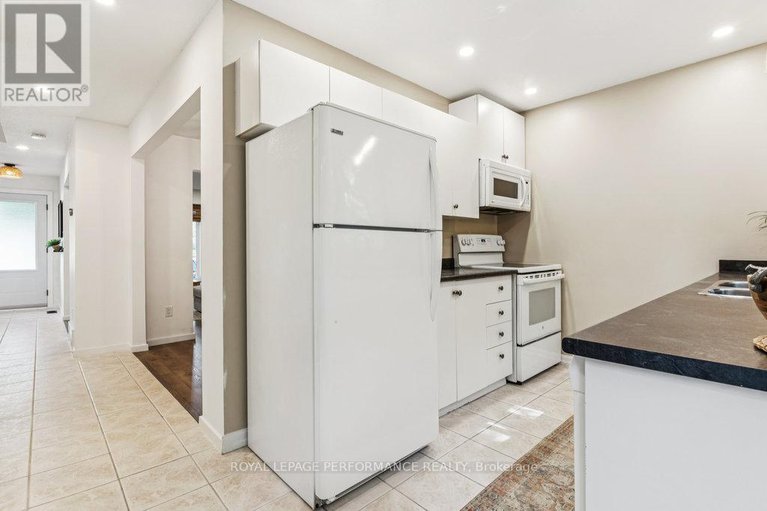 28749249/68-1732-shamandura-lane/orleanssunridge/ottawa/ontario/K1C6Z9_23