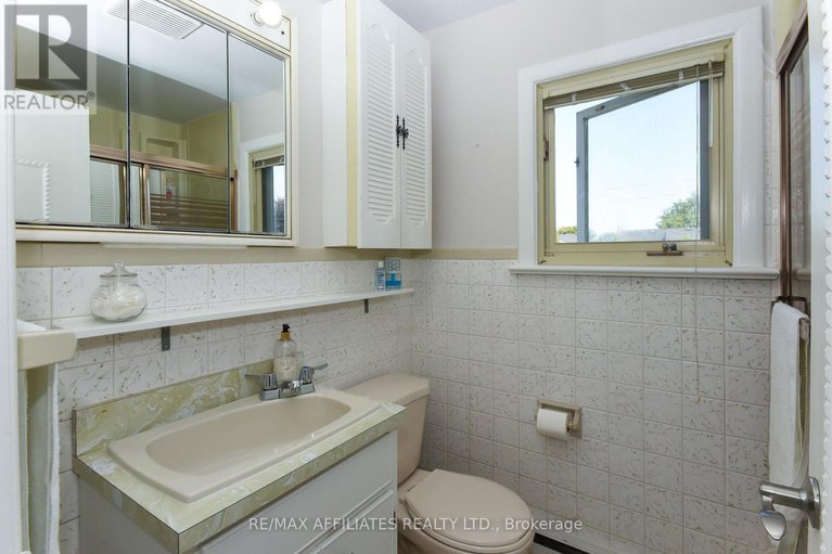 29123494/323-fullerton-avenue/overbrookcastle-heights/ottawa/ontario/K1K1K2_42