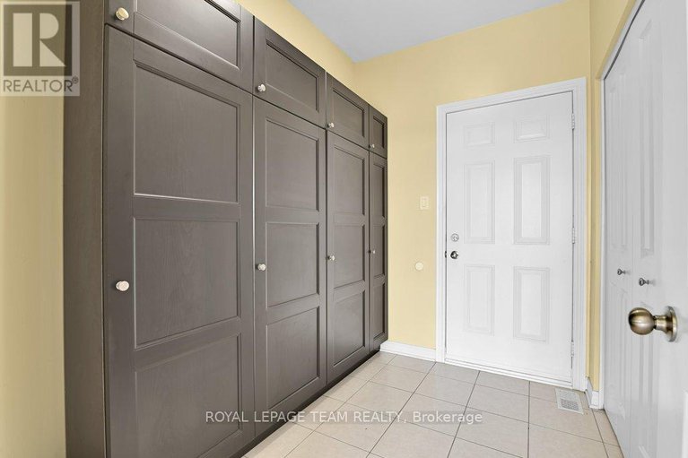 28330795/130-winterhaven-drive/mer-bleuebradley-estatesanderson-park/ottawa/ontario/K1W0H4_13