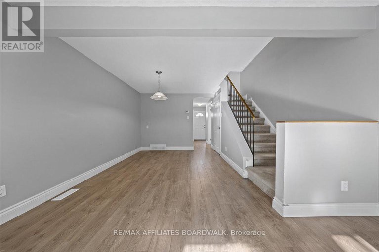 28857204/6482-bilberry-drive/convent-glen-north/ottawa/ontario/K1C4N8_8