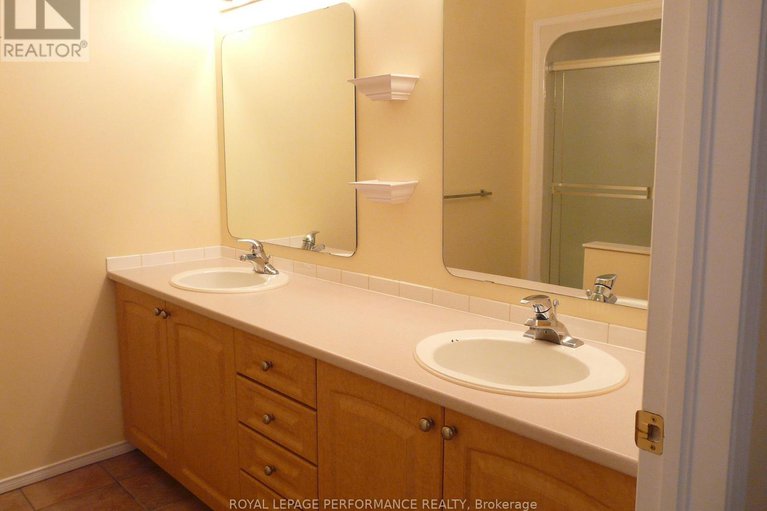 29224356/1172-foxborough-private/beaconwood/ottawa/ontario/K1J1E2_23