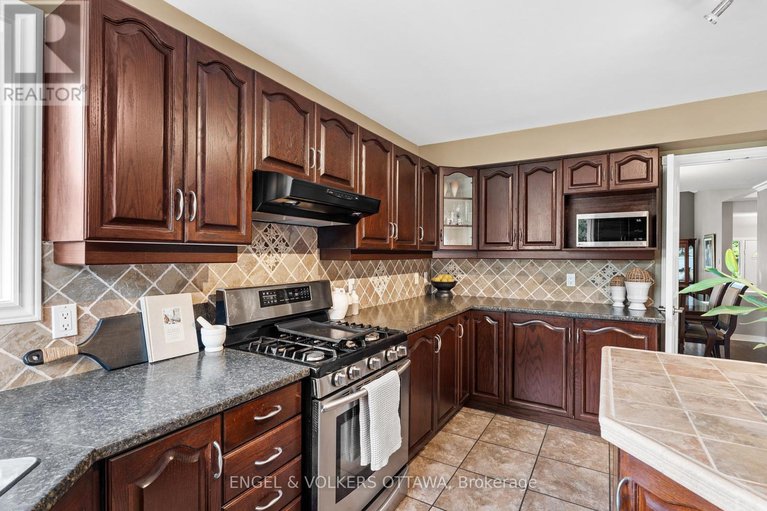 28648158/804-covehead-crescent/riverside-southgloucester-glen/ottawa/ontario/K1V1M3_15