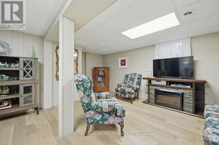 28412777/1358-bakker-court/convent-glen-south/ottawa/ontario/K1C2K4_19