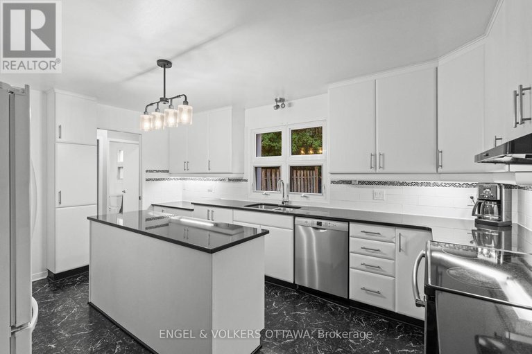 28548966/20-mohawk-crescent/bruce-farmgraham-parkqualicumbellands/ottawa/ontario/K2H7G6_32