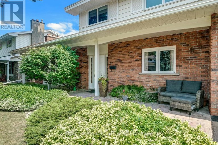 28812016/15-dickson-street/bruce-farmgraham-parkqualicumbellands/ottawa/ontario/K2H7H6_4