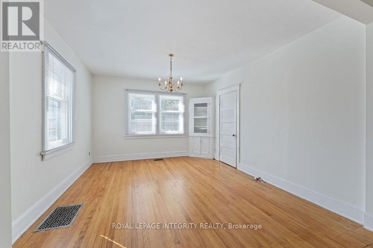 28943384/472-edison-avenue/mckellarhighland/ottawa/ontario/K2A1T9_28