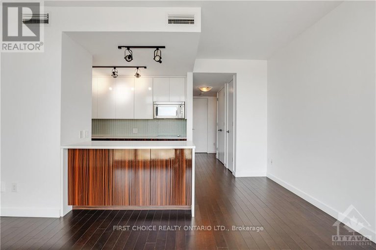 27496513/201-parkdale-avenue-unit506/mechanicsvilletunneys-pasture/ottawa/ontario/K1Y1E8_16