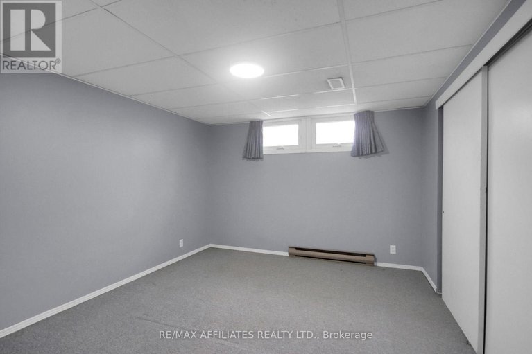 28736699/312-mountbatten-avenue/alta-vistafaircrest-heights/ottawa/ontario/K1H5W3_23