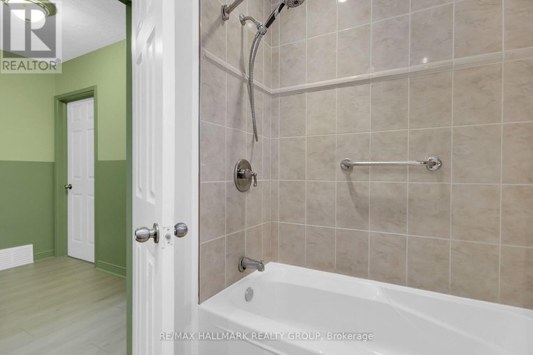 28570009/2286-elmira-drive/parkway-park/ottawa/ontario/K2C1H4_20