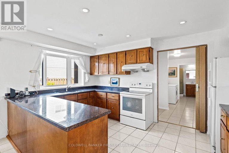 28315563/16-denewood-crescent/pineglencountry-place/ottawa/ontario/K2E7G5_16