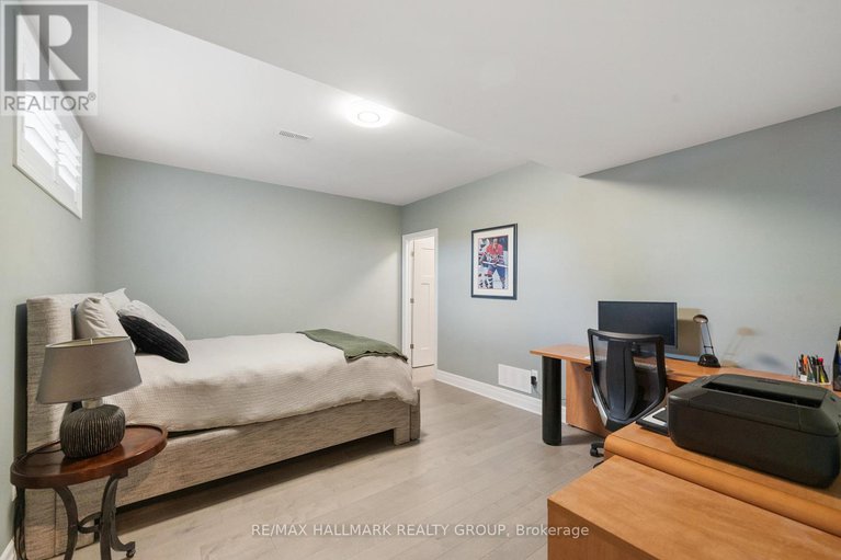 28530471/614-gendarme-circle/mer-bleuebradley-estatesanderson-park/ottawa/ontario/K1W0R1_24