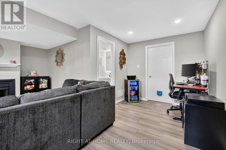 29100823/812-nesting-way/fallingbrookgardenway-south/ottawa/ontario/K4A3X2_29