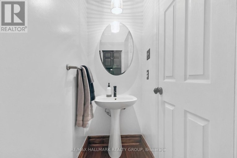 29211588/3205-uplands-drive/hunt-club-woods/ottawa/ontario/K1V9T3_5