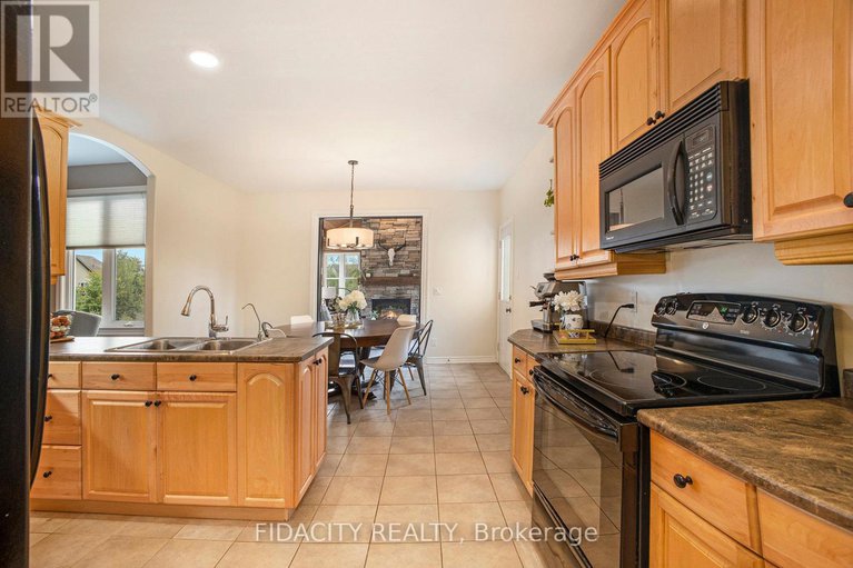 28851560/16-canadian-drive/remainder-of-stittsville-area/ottawa/ontario/K0A1B0_17