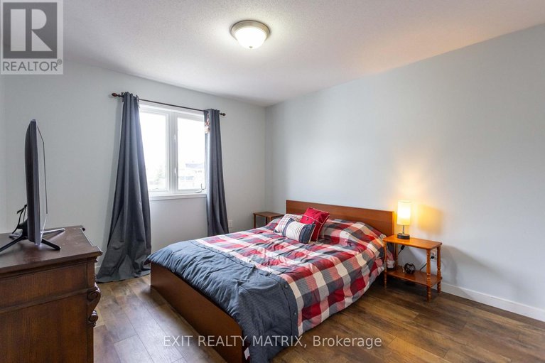 28414498/221-hillpark-high-street/mer-bleuebradley-estatesanderson-park/ottawa/ontario/K1W0B5_29