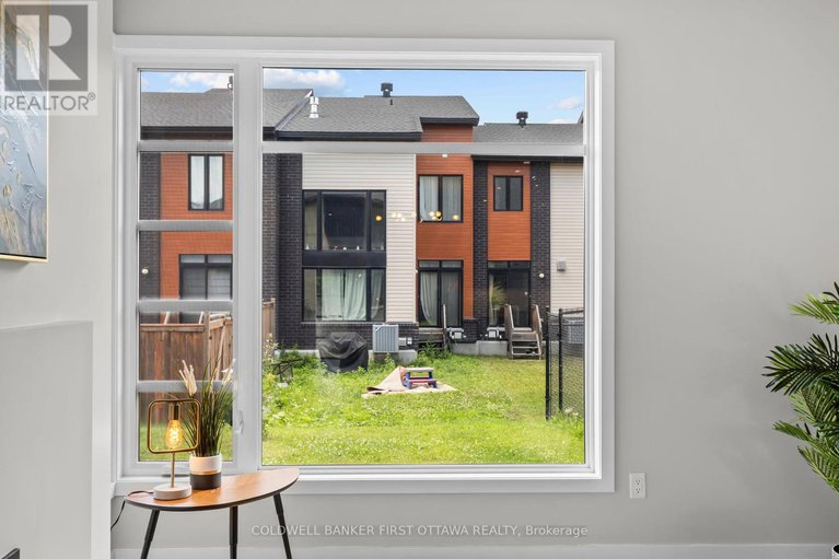 28722167/821-quartet-avenue/riverside-southgloucester-glen/ottawa/ontario/K1X0C4_12