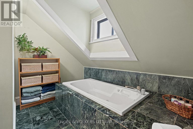 28288028/674-melbourne-avenue/laurentianview/ottawa/ontario/K2A1X5_31